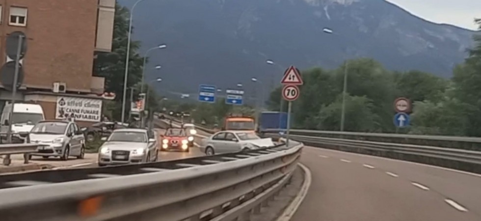 Incidente sulla tangenziale, un'auto sbanda e finisce contro il guardrail
